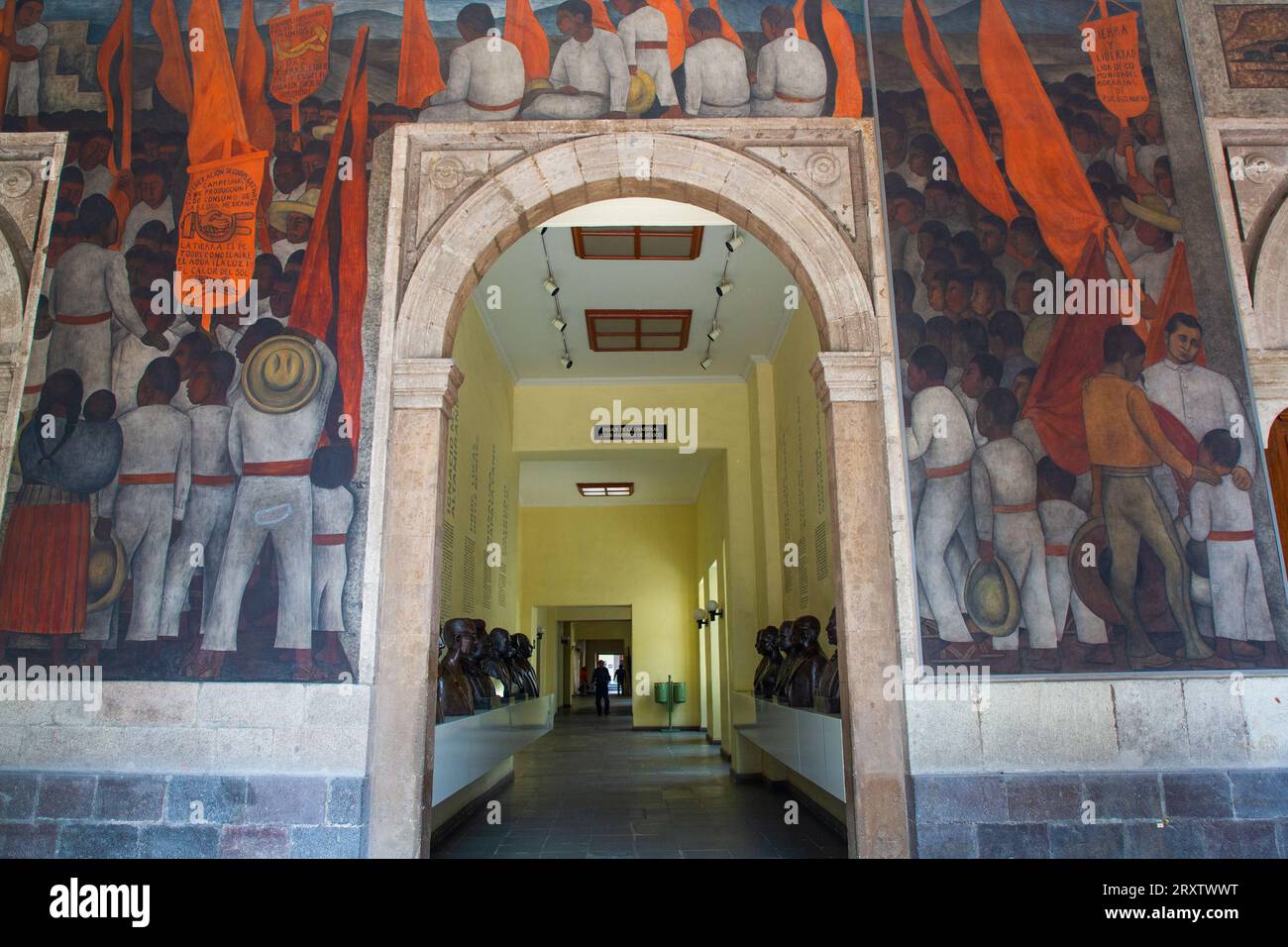 Eintritt zur Büstenreihe berühmter Menschen mit Wandmalereien von Diego Rivera, Secretaria de Educacion Building, Mexiko-Stadt, Mexiko, Nordamerika Stockfoto