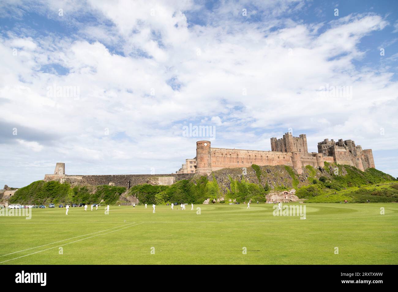 Bamburgh Castle, eine mittelalterliche Festung, Gebäude des 1. Grades, erbaut auf einem zerklüfteten Felsvorsprung aus vulkanischem Dolerit Stockfoto Bamburgh Castle, eine mittelalterliche Festung, Gebäude des 1. Grades, erbaut auf einem zerklüfteten Felsvorsprung aus vulkanischem Dolerit Stockfoto