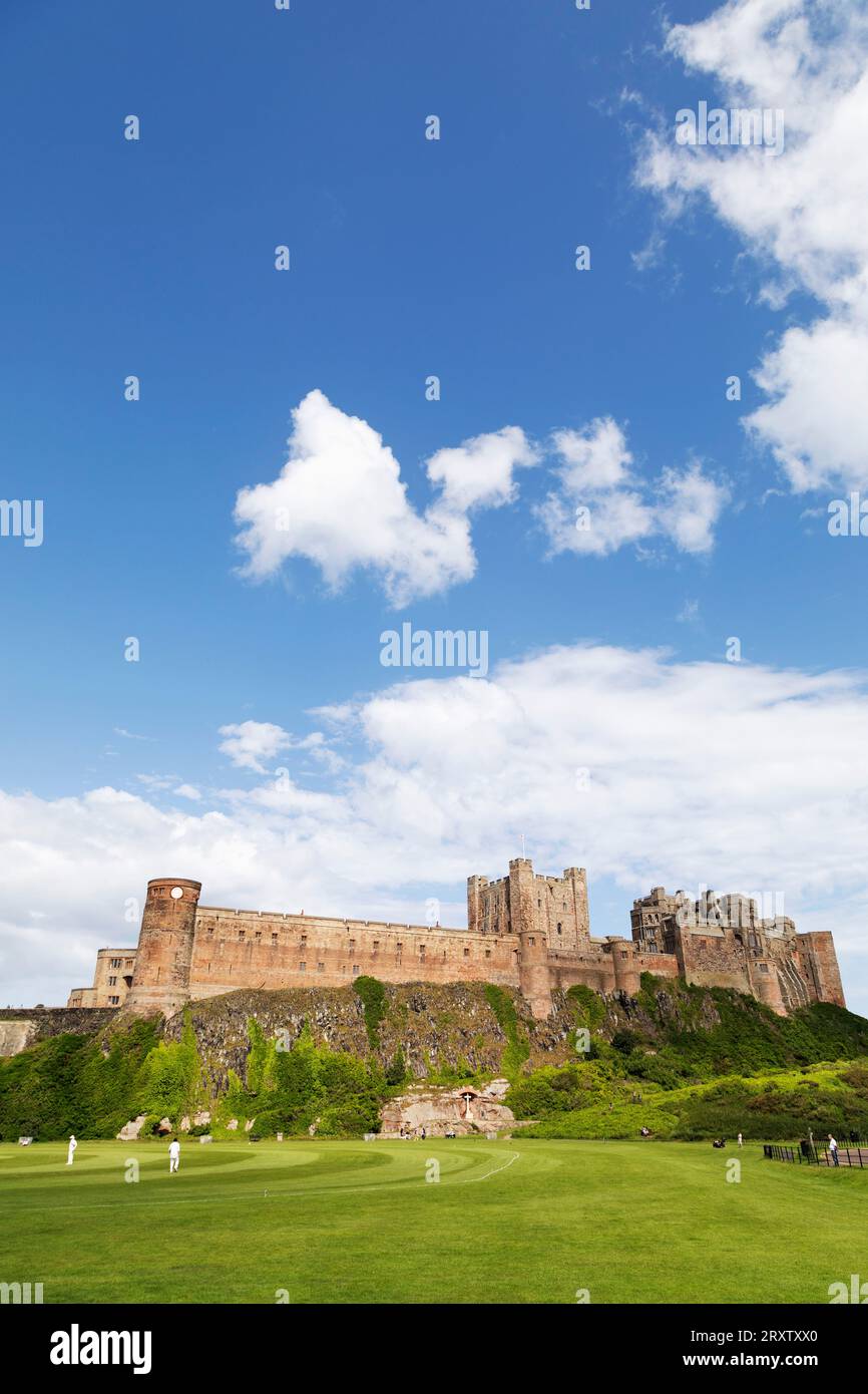 Bamburgh Castle, eine mittelalterliche Festung, Gebäude des 1. Grades, erbaut auf einem zerklüfteten Felsvorsprung aus vulkanischem Dolerit Stockfoto Bamburgh Castle, eine mittelalterliche Festung, Gebäude des 1. Grades, erbaut auf einem zerklüfteten Felsvorsprung aus vulkanischem Dolerit Stockfoto