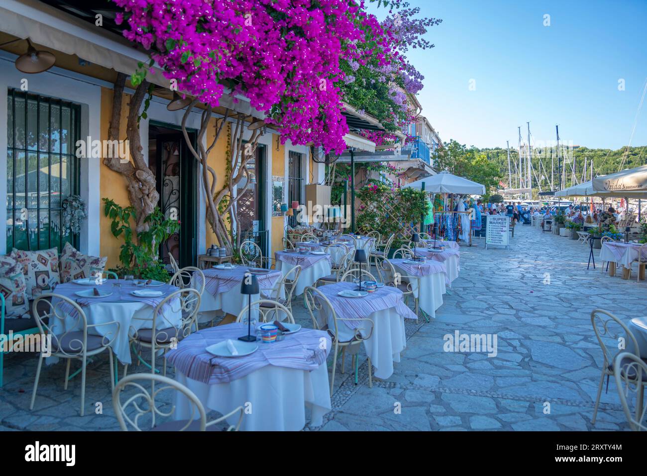 Blick auf das Restaurant im Fiscardo Hafen, Fiscardo, Kefalonia, Ionische Inseln, griechische Inseln, Griechenland, Europa Stockfoto