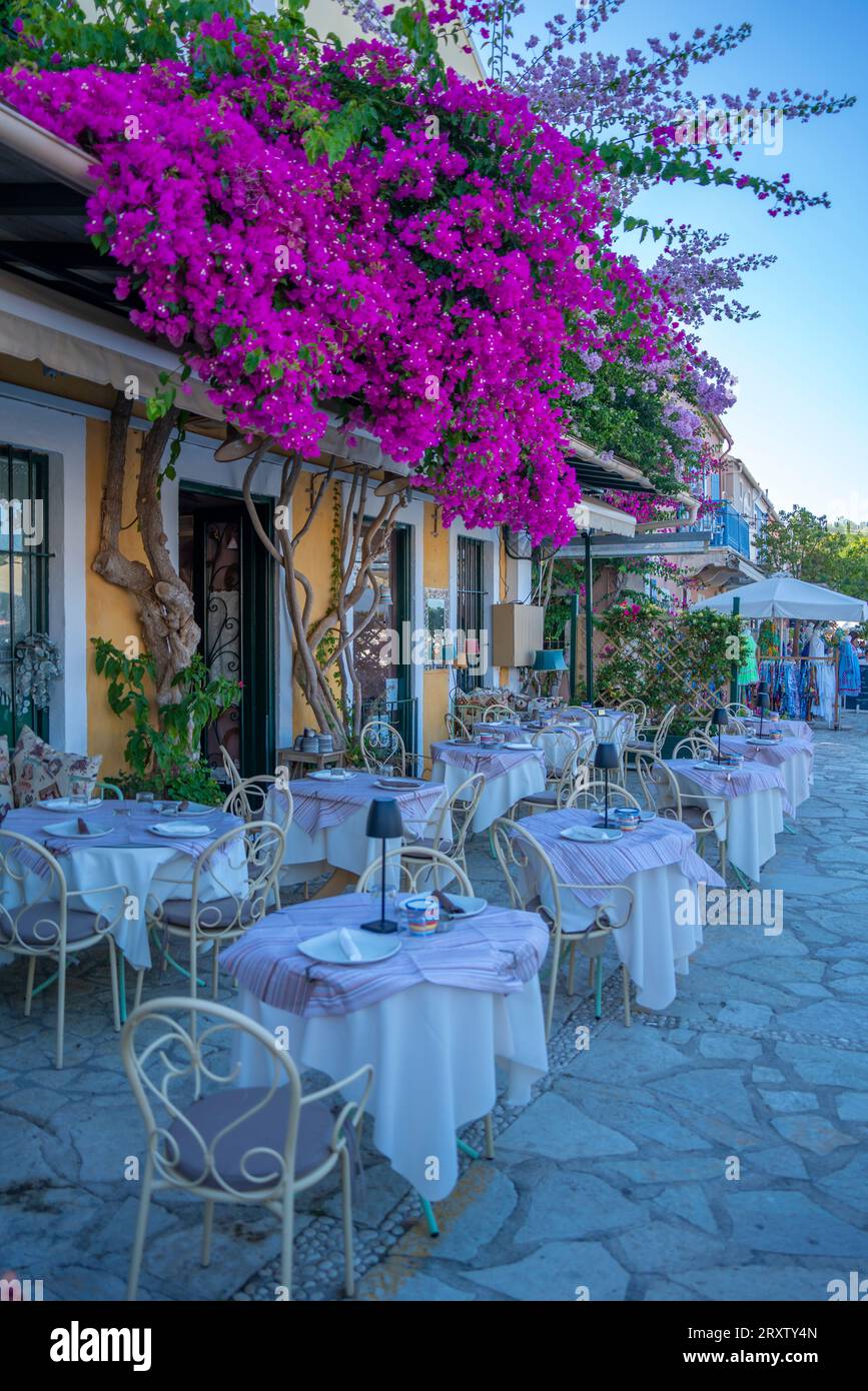 Blick auf das Restaurant im Fiscardo Hafen, Fiscardo, Kefalonia, Ionische Inseln, griechische Inseln, Griechenland, Europa Stockfoto
