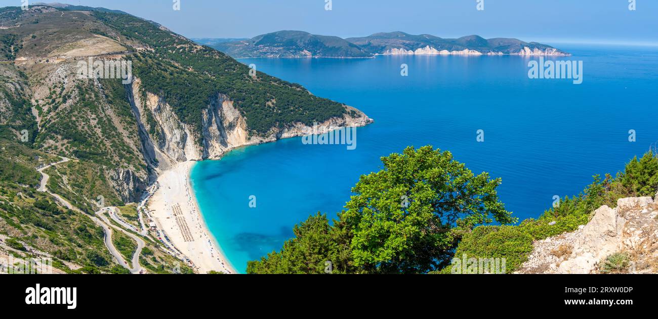 Blick auf Myrtos Strand, Küste, Meer und Hügel in der Nähe von Agkonas, Kefalonia, Ionische Inseln, griechische Inseln, Griechenland, Europa Stockfoto