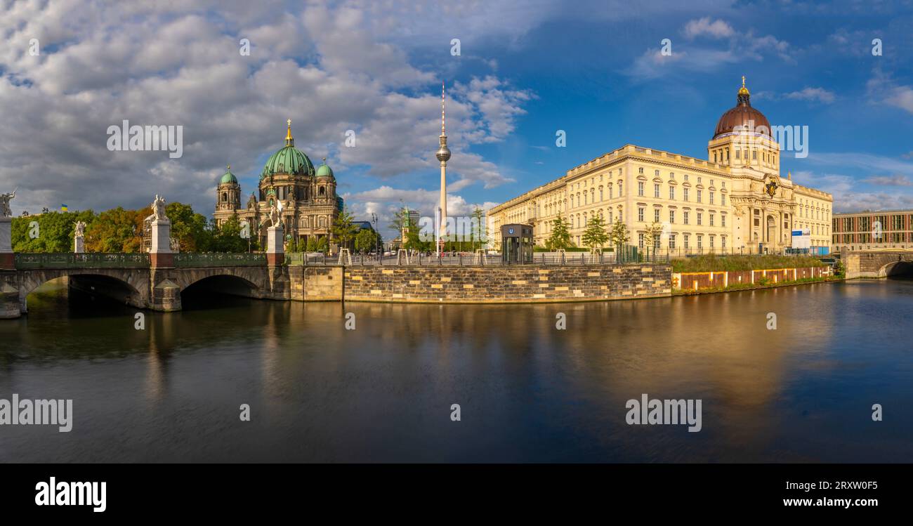 Blick auf Berliner Dom, Berliner Fernsehturm, Berliner Schloss und Spree, Museumsinsel, Mitte, Berlin, Deutschland, Europa Stockfoto