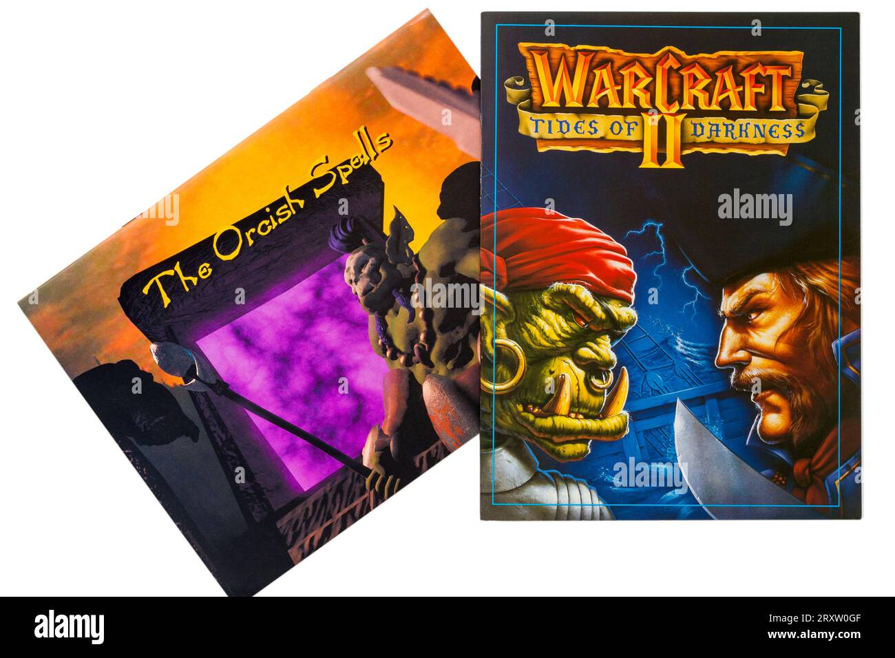 Warcraft II Tides of Darkness Deluxe-Computerspiel mit dem Orkischen Zauberbuch auf weißem Hintergrund Stockfoto