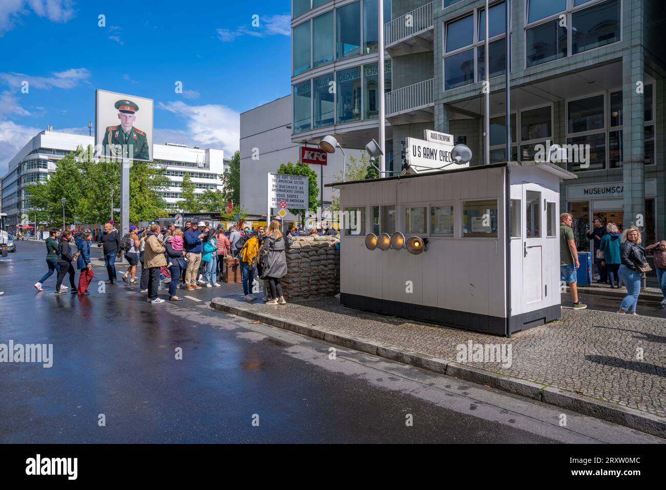 Blick auf Checkpoint Charlie, Friedrichstraße, Berlin, Deutschland, Europa Stockfoto