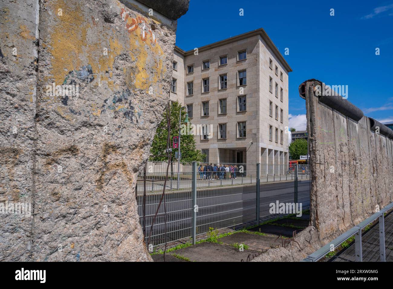 Blick auf den Abschnitt der Berliner Mauer im Topographie-Terrors-Museum, Berlin, Deutschland, Europa Stockfoto