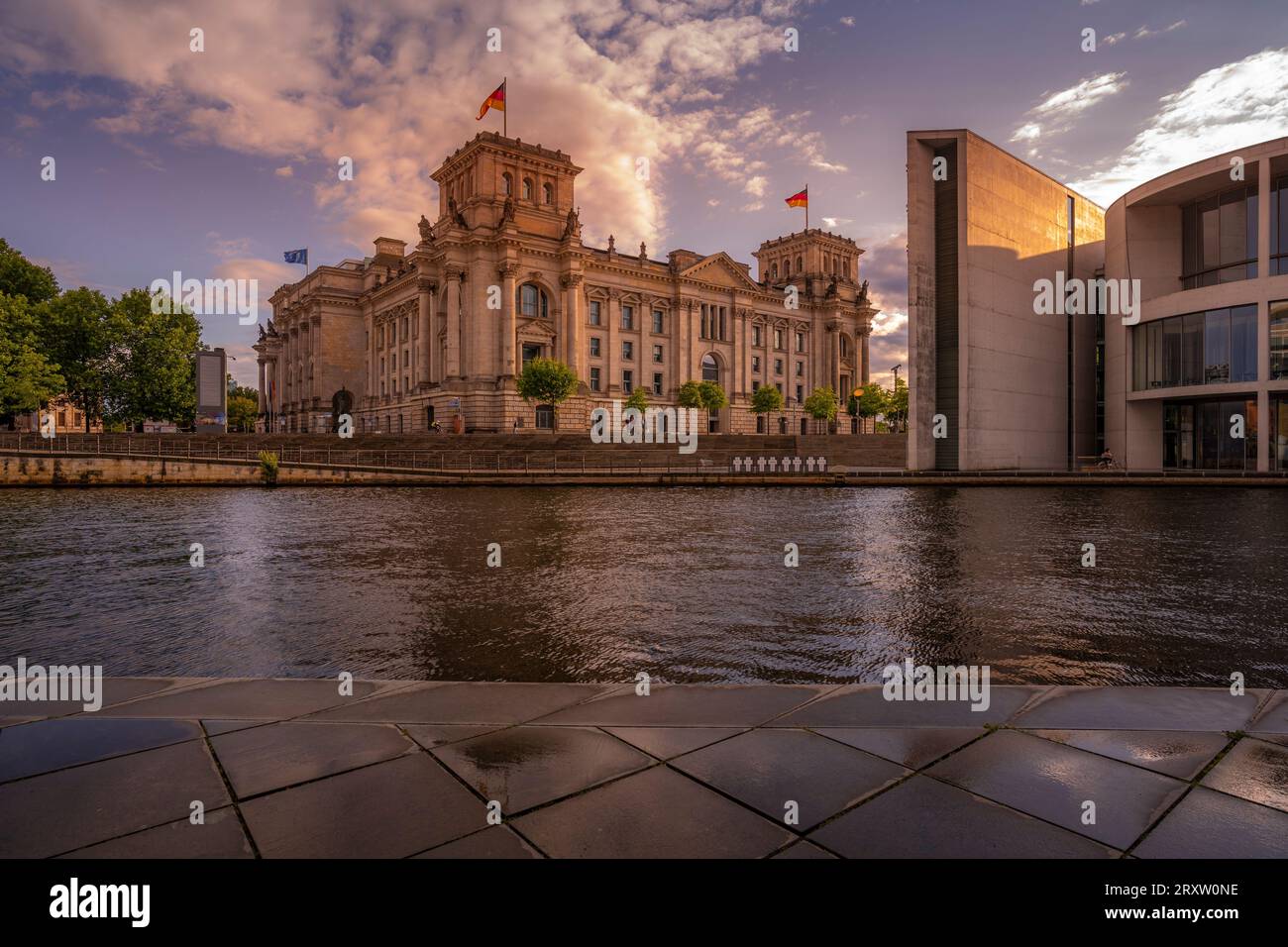Blick auf die Spree und den Reichstag bei Sonnenuntergang, Mitte, Berlin, Deutschland, Europa Stockfoto
