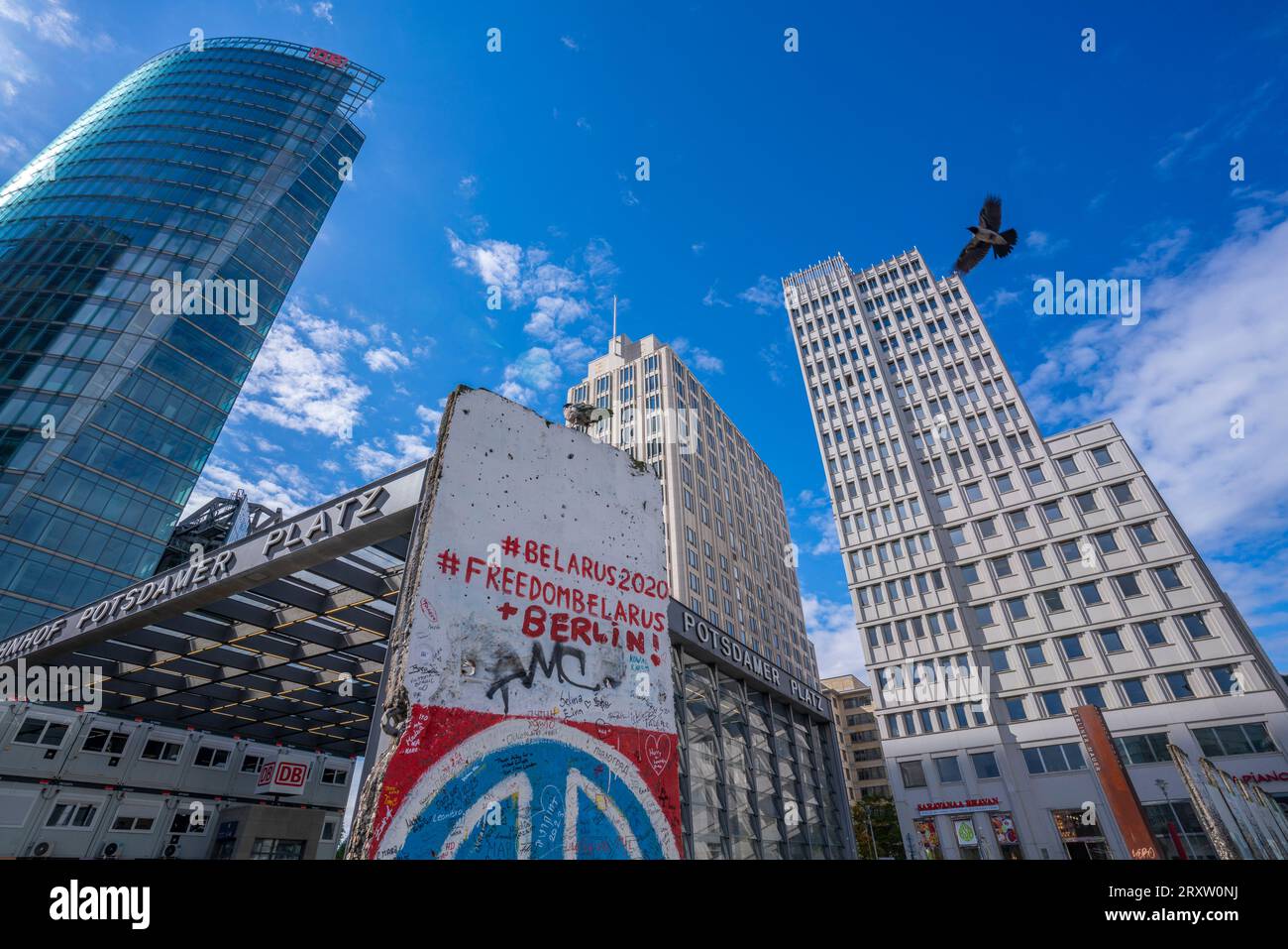 Ansicht der Berliner Mauersegmente und Gebäude am Potsdamer Platz, Mitte, Berlin, Deutschland, Europa Stockfoto