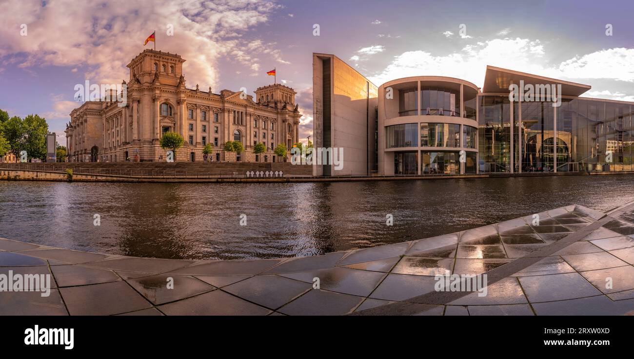 Blick auf die Spree und den Reichstag und das Paul-Loebe-Gebäude bei Sonnenuntergang, Mitte, Berlin, Deutschland, Europa Stockfoto