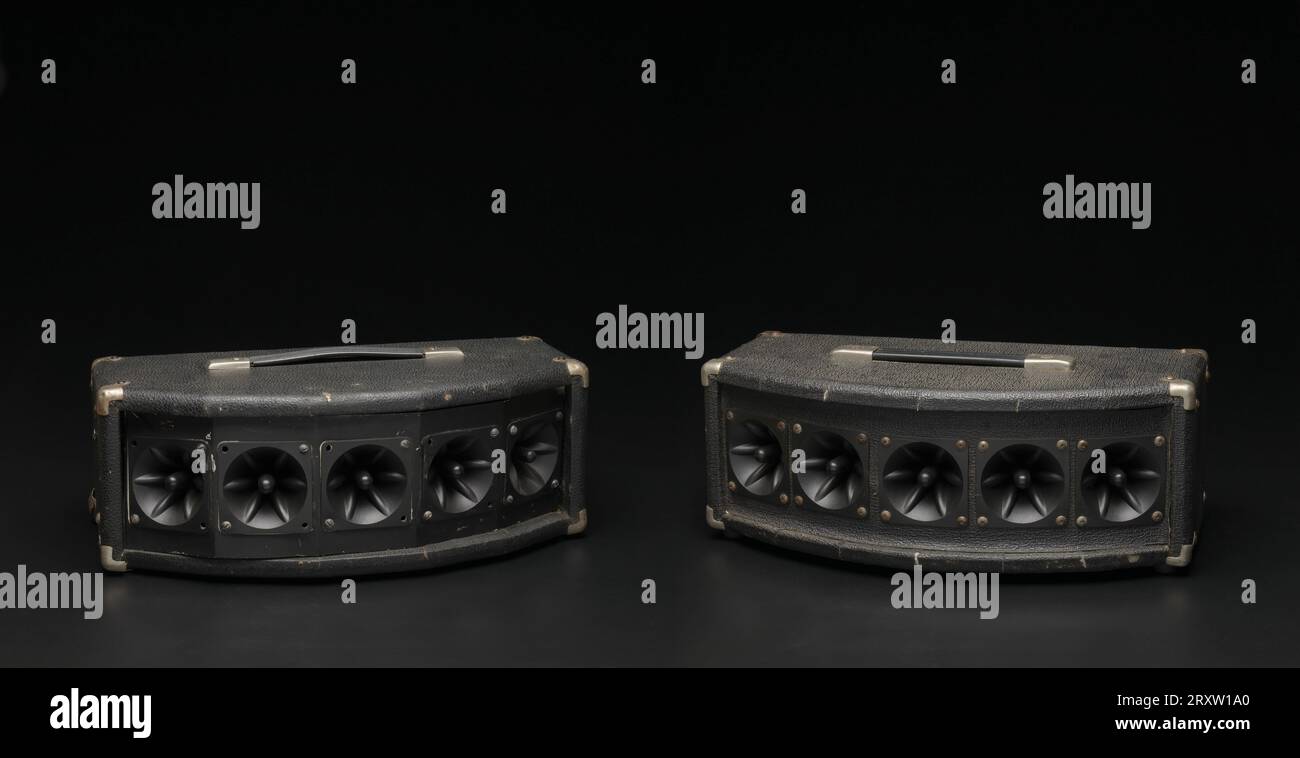 Hochtöner-Boxlautsprecher. Die Hochtöner oder Lautsprecher, insgesamt fünf, sind von einer Lederbox umgeben. Die Oberseite der Box hat einen Griff, und jede Ecke der Box ist durch eine Metallkante geschützt. Die Hochtöner laufen über die Vorderseite der HE-Box. Jeder Hochtöner ist mit vier Schrauben an den Kanten des Gehäuses befestigt. Bei einigen Hochtönern fehlen die Schrauben. Die Lautsprecherbox ist komplett schwarz mit etwas silbernem Metall. Die Rückseite der Box besteht aus Leder und ist mit einer mit Heftklammern gesicherten Blende versehen. Die Platte hat einen Ausschnitt zur rechten Seite, der drei Eingangs- oder Ausgangslöcher hat. Der Lautsprecher¿hat geleert Stockfoto
