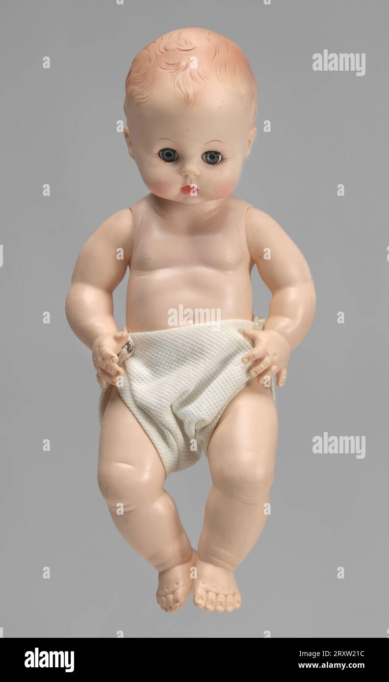 Eine kaukasische Babypuppe. Die Puppe hat offene und enge Augen und trägt eine Windel. Die Puppe wird mit den Clarks in Verbindung gebracht, wurde aber nicht in den Puppenexperimenten verwendet, die 1954 durch den Fall des Obersten Gerichtshofes des Board v. Board of Education bekannt wurden. Stockfoto