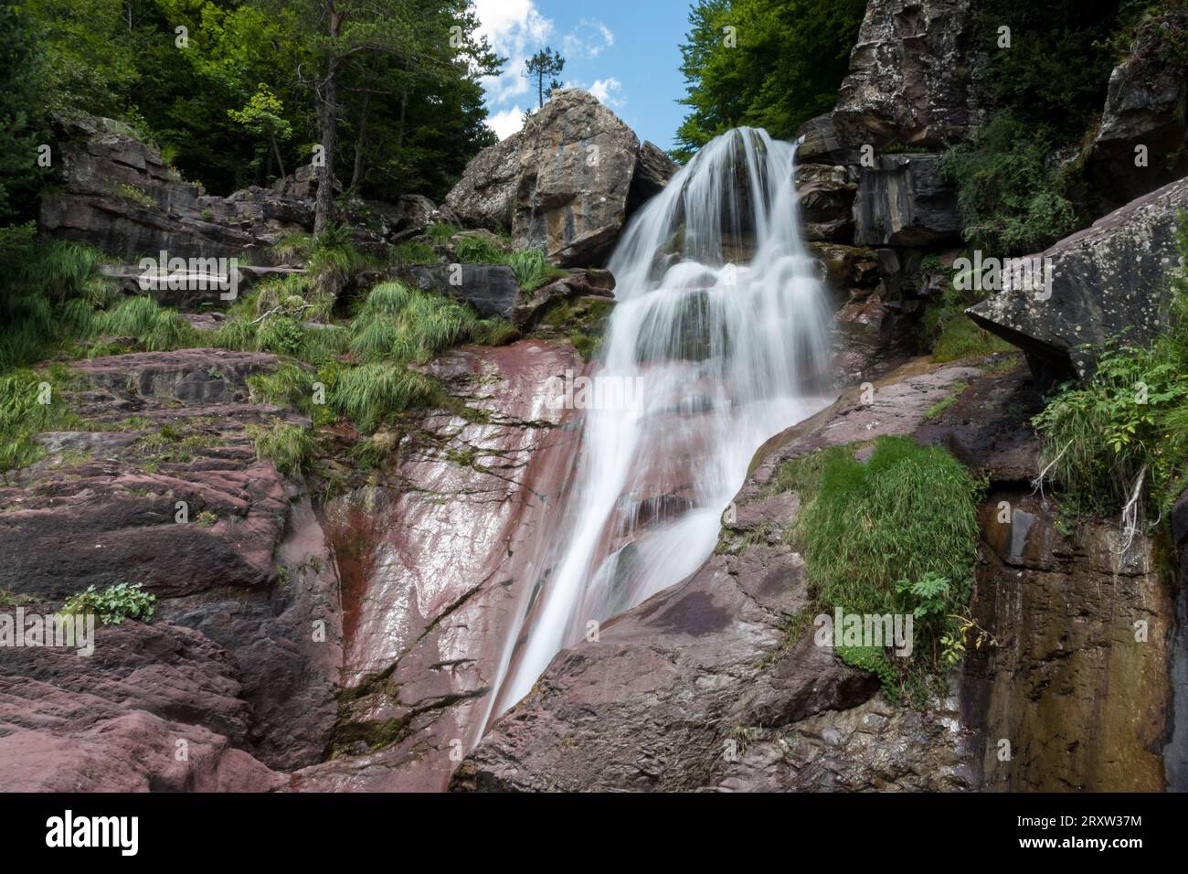 Wasserfall über roten Felsen Stockfoto