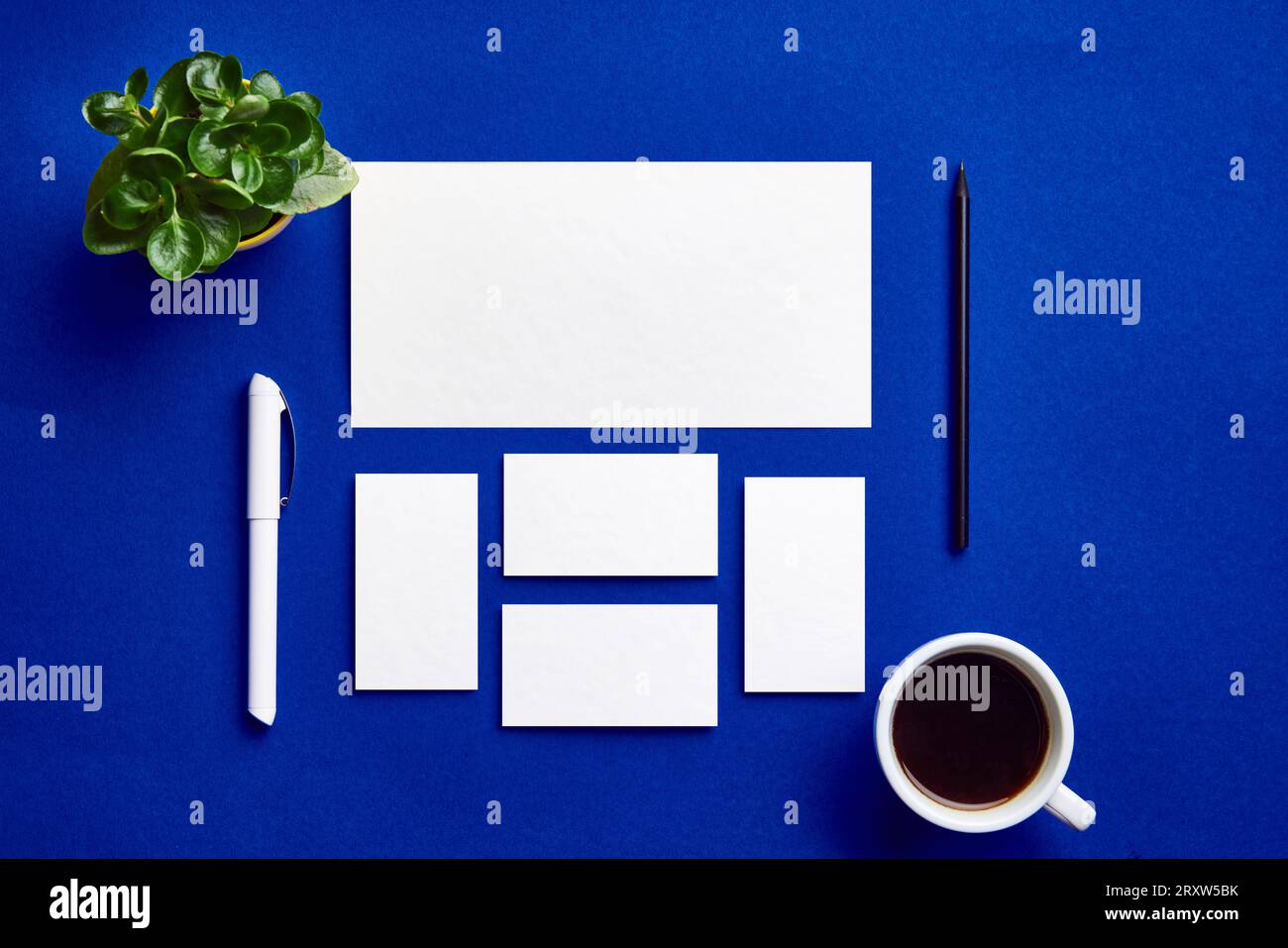 Vorlagenset Für Unternehmensidentität. Layout für Bürobedarf mit Logo-Vorlage. Set aus Stift, Umschlag, Karte, Papier usw. auf indigoblauem Hintergrund Stockfoto