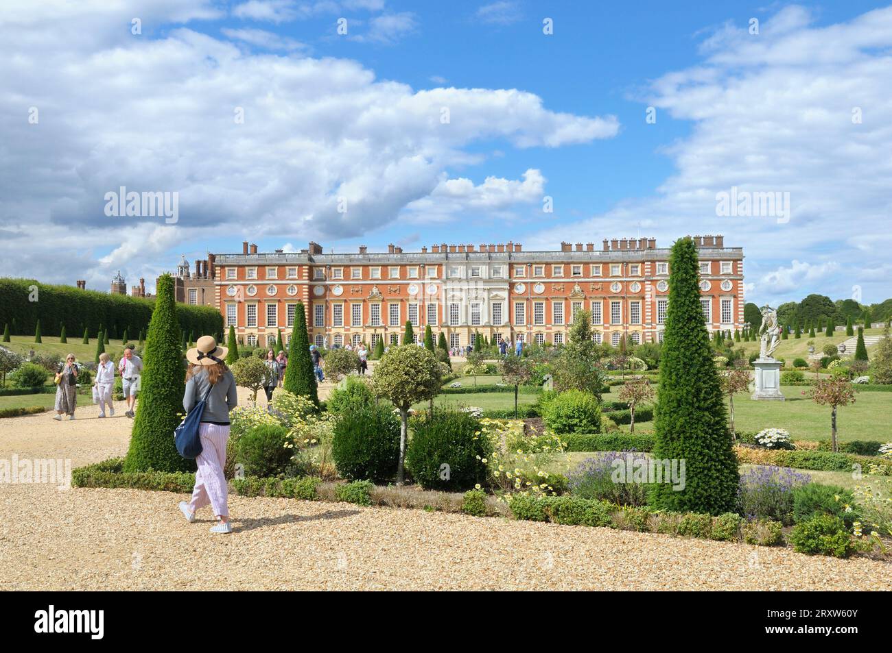 Hampton Court Palace und Privy Garden im Sommer. Der historische Königspalast grenzt an den Londoner Stadtteil Richmond upon Thames und Surrey, England Stockfoto