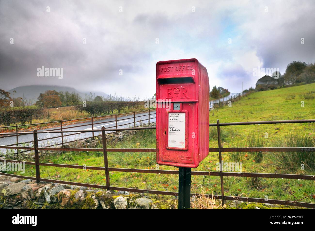 Royal Mail Post Box in einer ländlichen Lage, Großbritannien Stockfoto