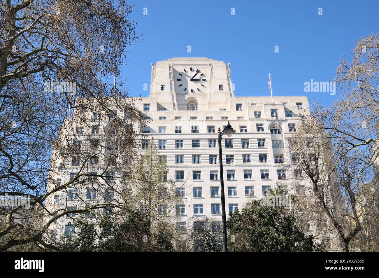 Das Shell Mex House, offiziell bekannt als 80 Strand. London, England. Art déco-Gebäude mit der größten Uhr in Großbritannien. Baujahr 1930-1931. Stockfoto