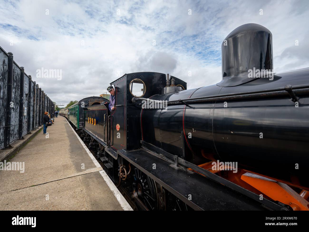 Tunbridge Wells, Kent, Vereinigtes Königreich: Dampfzug 2890, betrieben von der Spa Valley Railway, gesehen am Bahnhof Tunbridge Wells West. Stockfoto