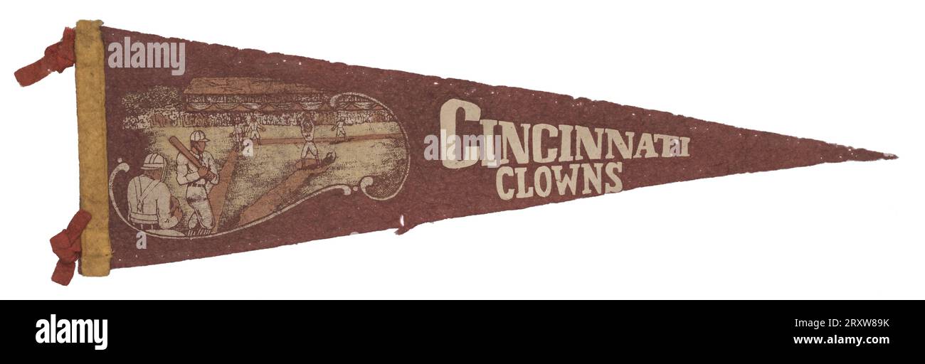 Dreieckige Cincinnati-Clowns filzten Baseballwimpel. Der Wimpel besteht hauptsächlich aus kastanienbraunem Filz mit einem Streifen gelbem Filz, der am linken Rand mit roten, geknoteten Quasten vernäht ist. Es gibt ein Siebdruckbild eines Baseballdiamanten mit wirbelnder Kante und weißem Text auf dem kastanienbraunen Filz, der lautet "CINCINNATI CLOWNS". Stockfoto