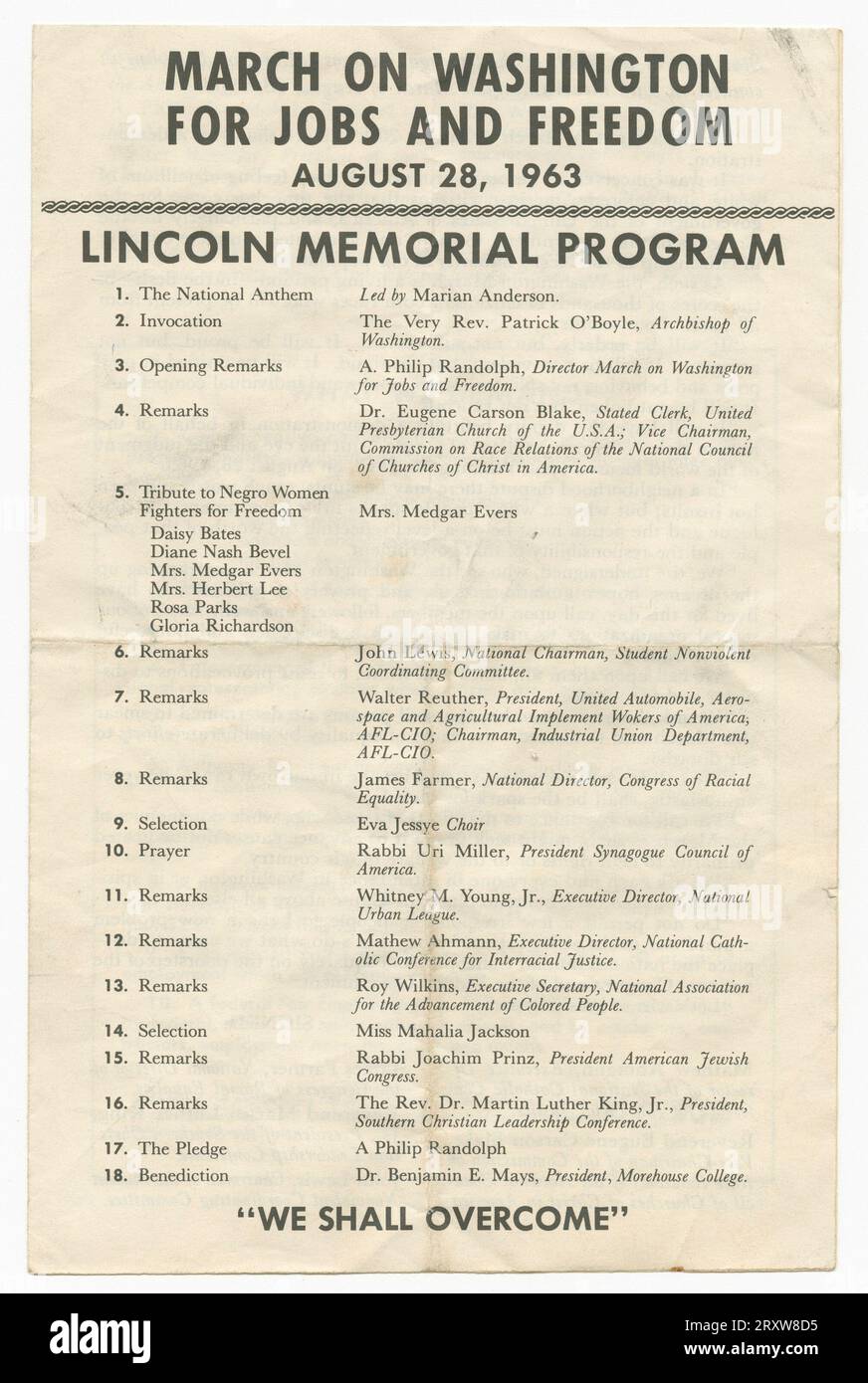 Programm vom March on Washington for Jobs and Freedom am Lincoln Memorial. Das Programm besteht aus einer einzelnen Seite, die zur Erstellung einer Broschüre gefaltet wird. Oben auf der Vorderseite befinden sich der Titel und das Datum des märz in großen schwarzen Buchstaben, die durch einen schwarzen dekorativen Rand unterstrichen werden. ES HEISST "MARCH ON WASHINGTON/ FOR JOBS AND FREEDOM/ 28. AUGUST 1963". Stockfoto