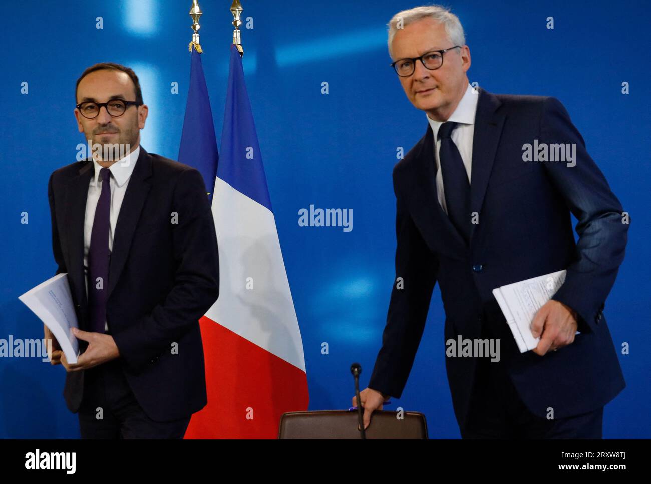 Minister für Wirtschaft und Finanzen Bruno Le Maire und Juniorminister für öffentliche Finanzen Thomas Cazenave treffen am 27. September 2023 im französischen Ministerium für Wirtschaft und Finanzen (Bercy) in Paris zu einer Pressekonferenz für die Präsentation des Projekts des öffentlichen Finanzrechts 2024 ein. Foto: Jean-Bernard Vernier/JBV News/ABACAPRESS.COM Stockfoto