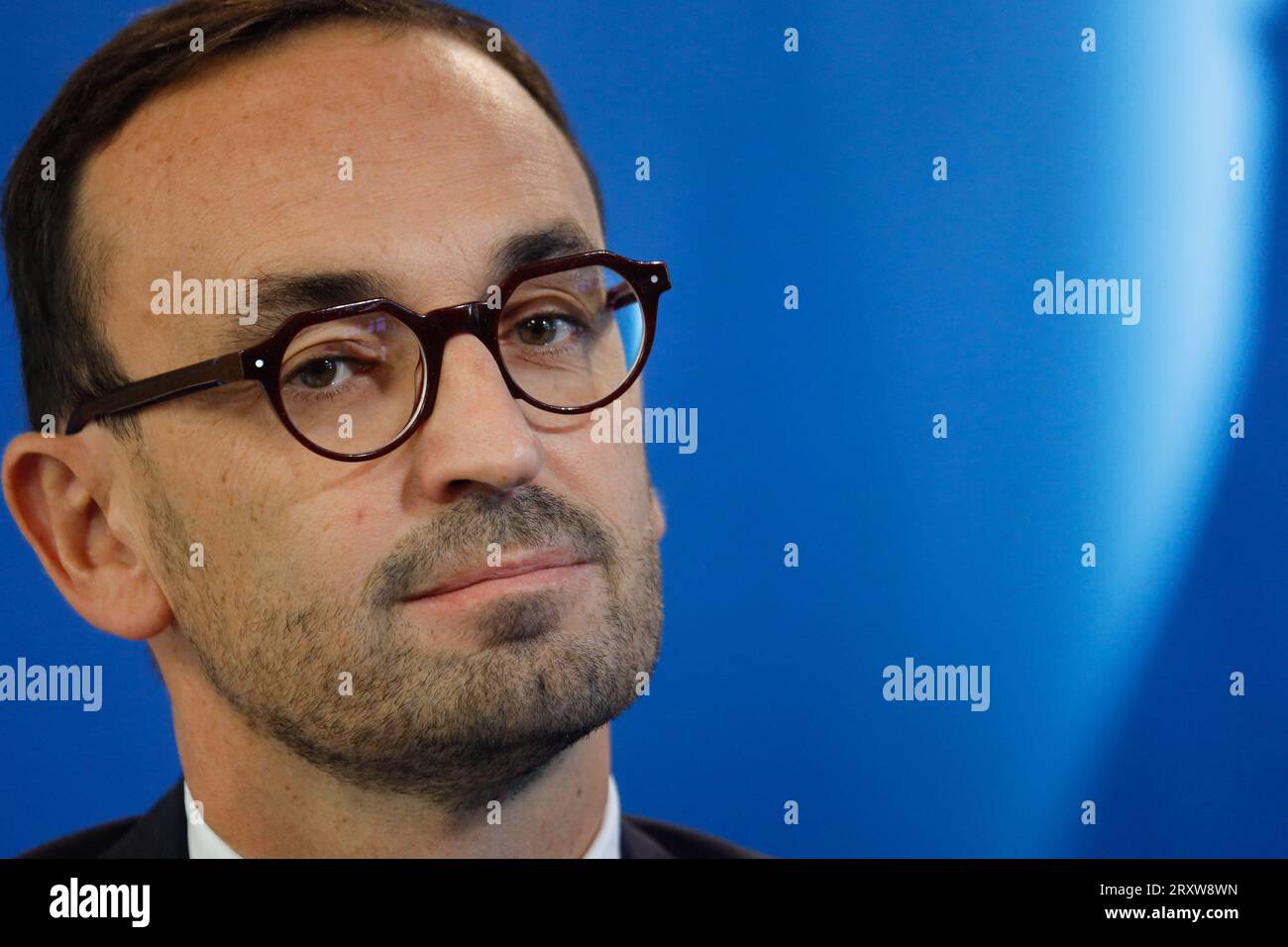 Juniorminister für öffentliche Finanzen Thomas Cazenave spricht während einer Pressekonferenz für die Präsentation des Projekts für öffentliches Finanzrecht 2024 im französischen Ministerium für Wirtschaft und Finanzen (Bercy) in Paris am 27. September 2023. Foto: Jean-Bernard Vernier/JBV News/ABACAPRESS.COM Stockfoto