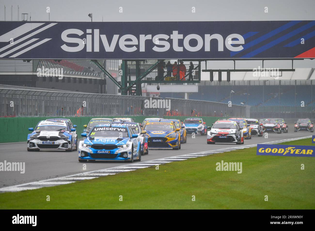 Jake Hill Nummer 24 führte in einem der Rennen beim BTCC 2023 auf dem Silverstone Racing Circuit, der British Touring Car Championship Stockfoto