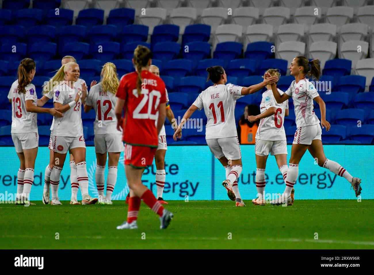 Cardiff, Wales. 26. September 2023. Die dänischen Spieler feiern ihr zweites Tor beim Spiel der UEFA Women's Nations League zwischen Wales und Dänemark im Cardiff City Stadium in Cardiff, Wales, Großbritannien am 26. September 2023. Quelle: Duncan Thomas/Majestic Media. Stockfoto