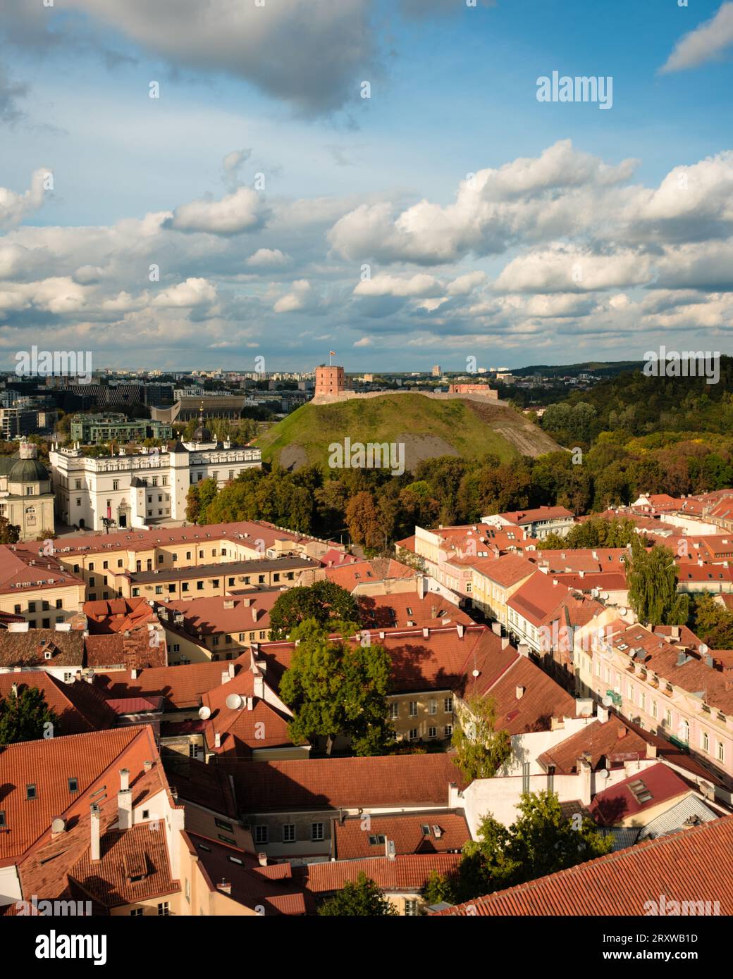 Blick vom Glockenturm auf die St. Johannes der Täufer und St. Johannes der Apostel und Evangelistenkirche in Vilnius, Litauen Stockfoto