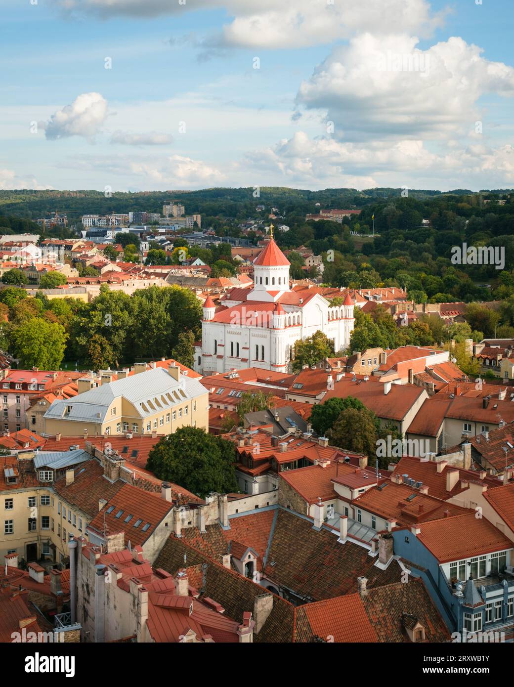 Blick vom Glockenturm auf die St. Johannes der Täufer und St. Johannes der Apostel und Evangelistenkirche in Vilnius, Litauen Stockfoto