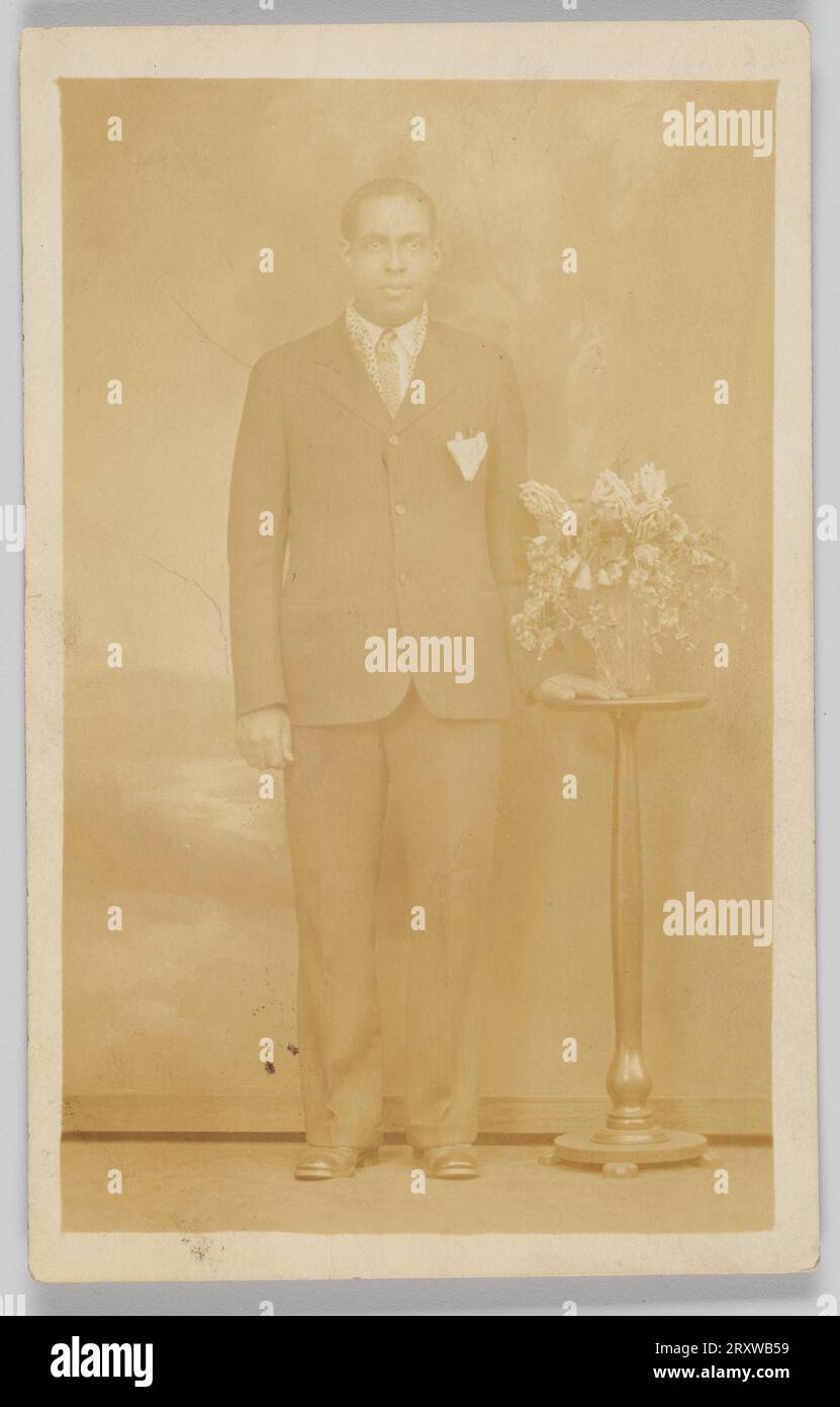 Fotografische Postkarte eines Mannes aus den 1926er-1940er-Jahren Stockfoto