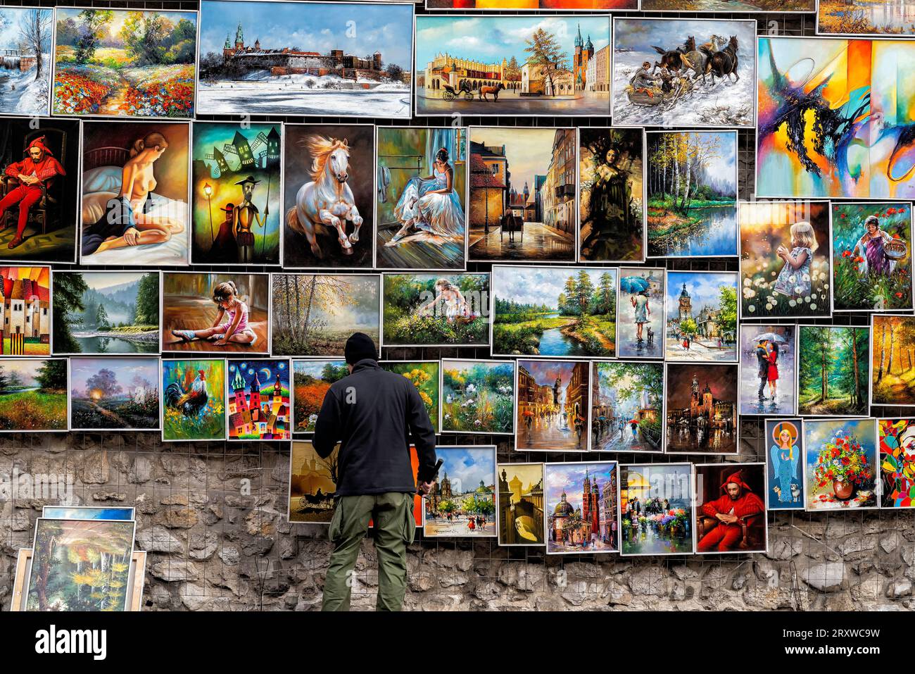 Straßenmarkt mit Gemälden in der historischen Altstadt von Krakau in Polen Stockfoto