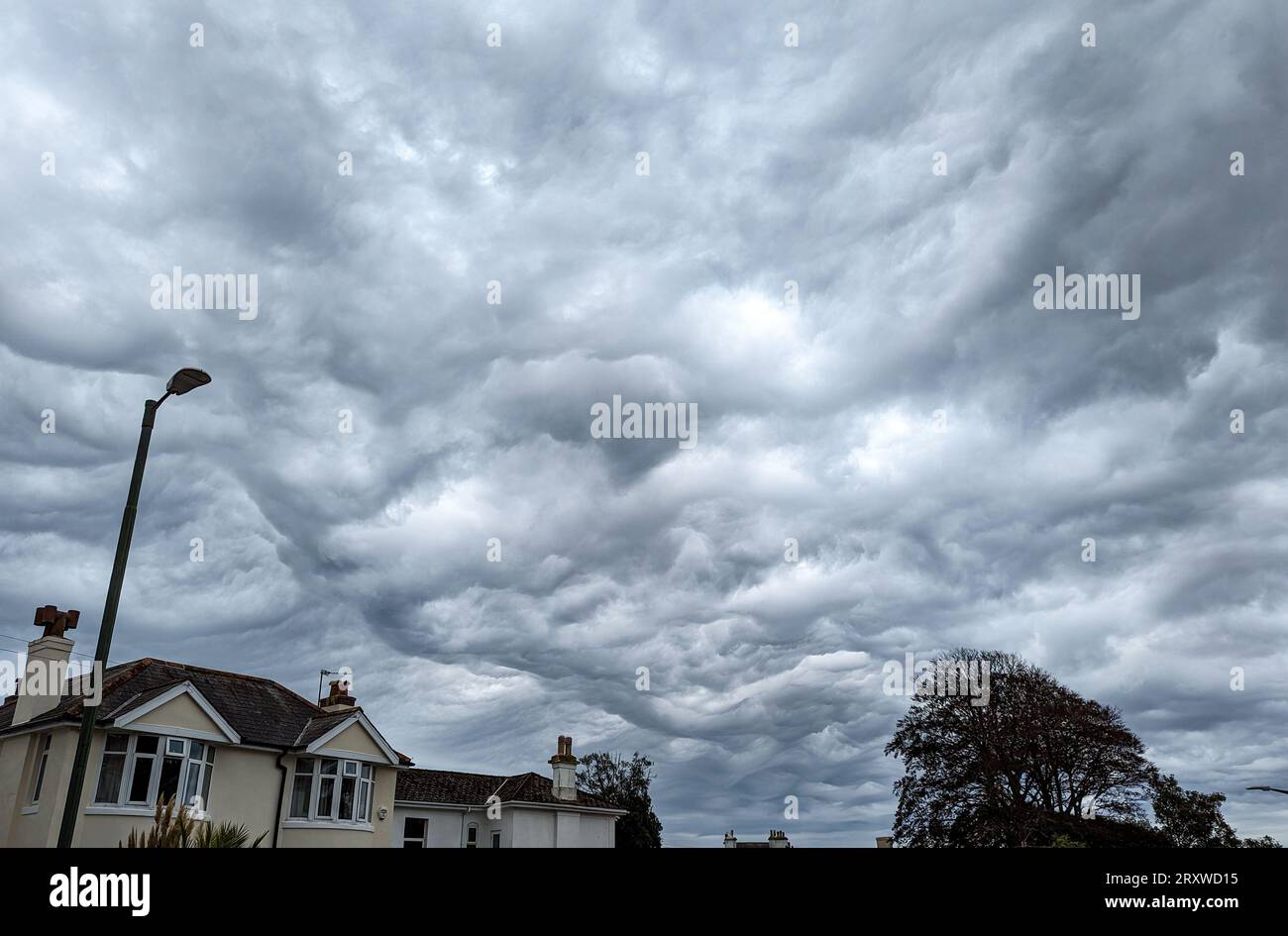 Torquay, Großbritannien. 27. September 2023. Ungewöhnliche Wolken „undulatus Asperatus“, über Torquay in Devon gesehen, als Sturm Agnes in Großbritannien ankommt. Stockfoto