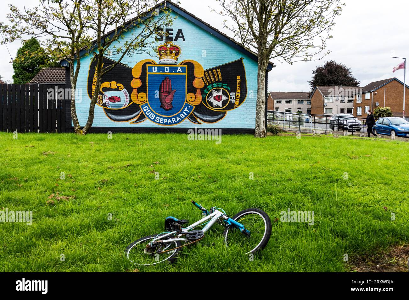 Loyalistisches Wandgemälde für UDA - Ulster Defence Association, Ballyclare, County Antrim, Nordirland. Stockfoto