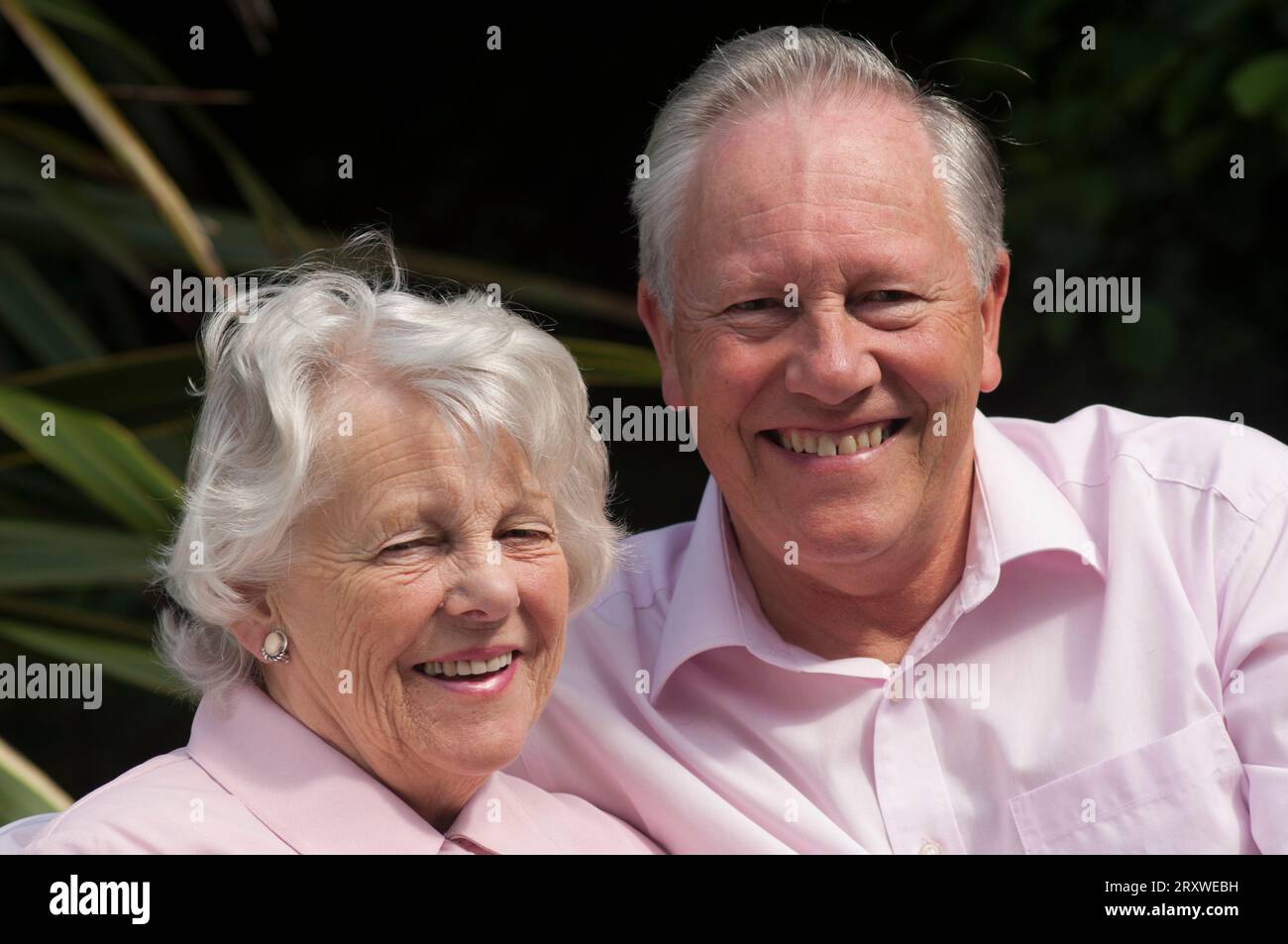 Glücklich verheiratetes Seniorenpaar posiert vor der Kamera - John Gollop Stockfoto