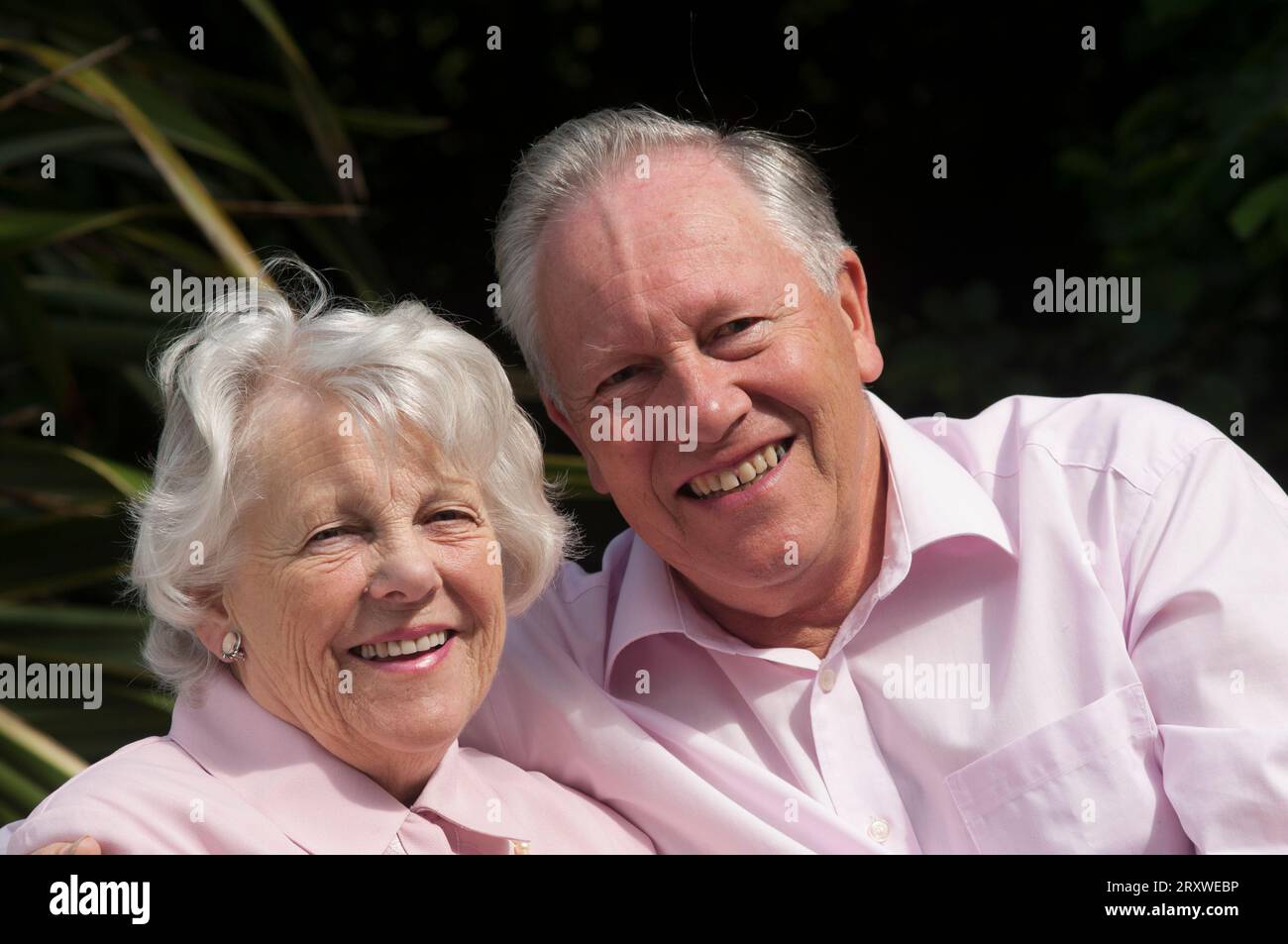 Glücklich verheiratetes Seniorenpaar posiert vor der Kamera - John Gollop Stockfoto