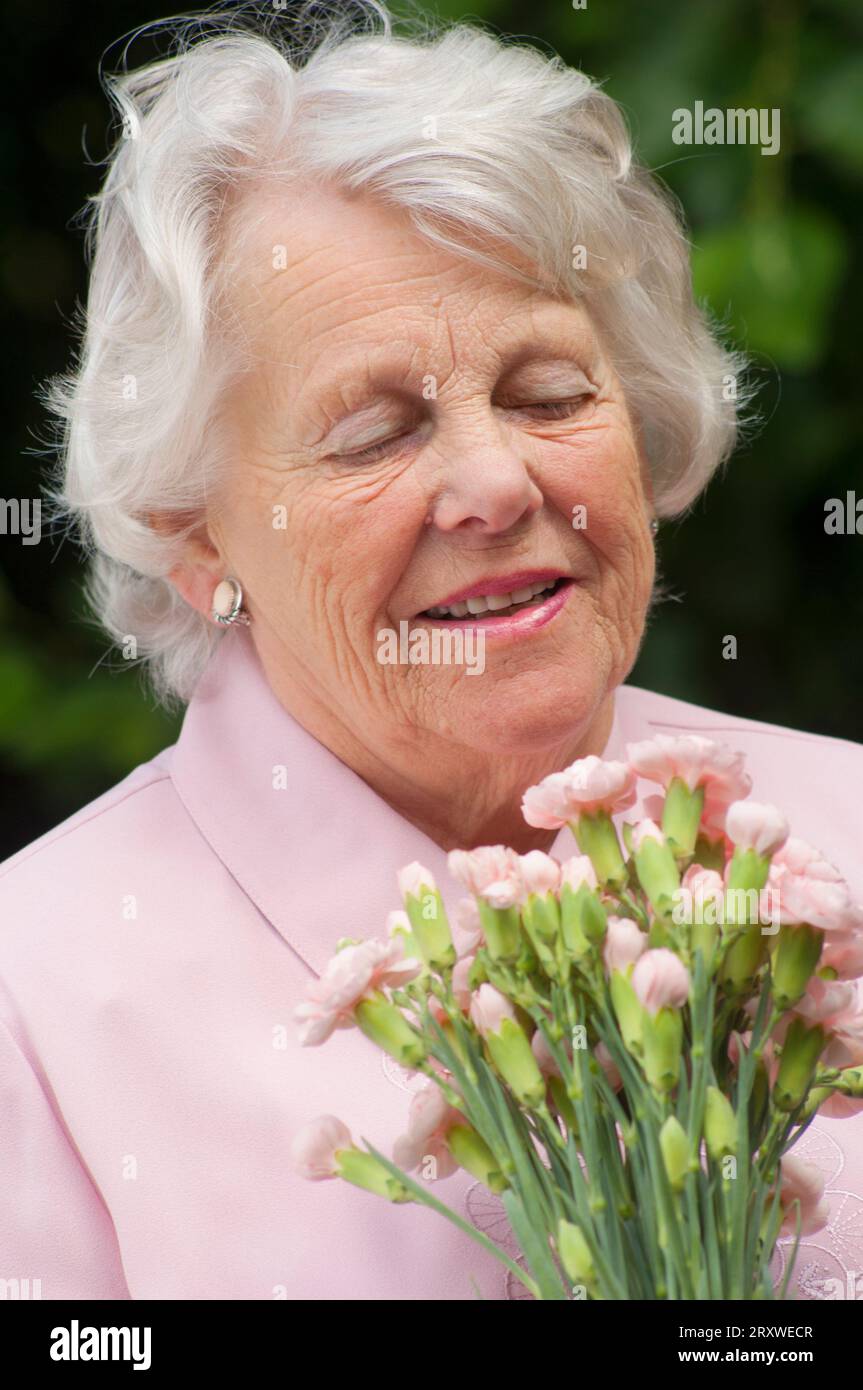 Porträt einer fröhlichen Seniorin - John Gollop Stockfoto