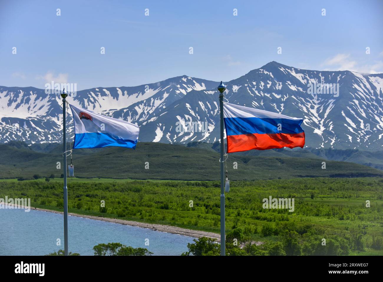 Flaggen von Russland und Kamtschatka Kray auf dem Logde im Kurilen See, einem Kratersee, wo unsere Bärenbeobachtungsgruppe drei Nächte verbrachte Stockfoto