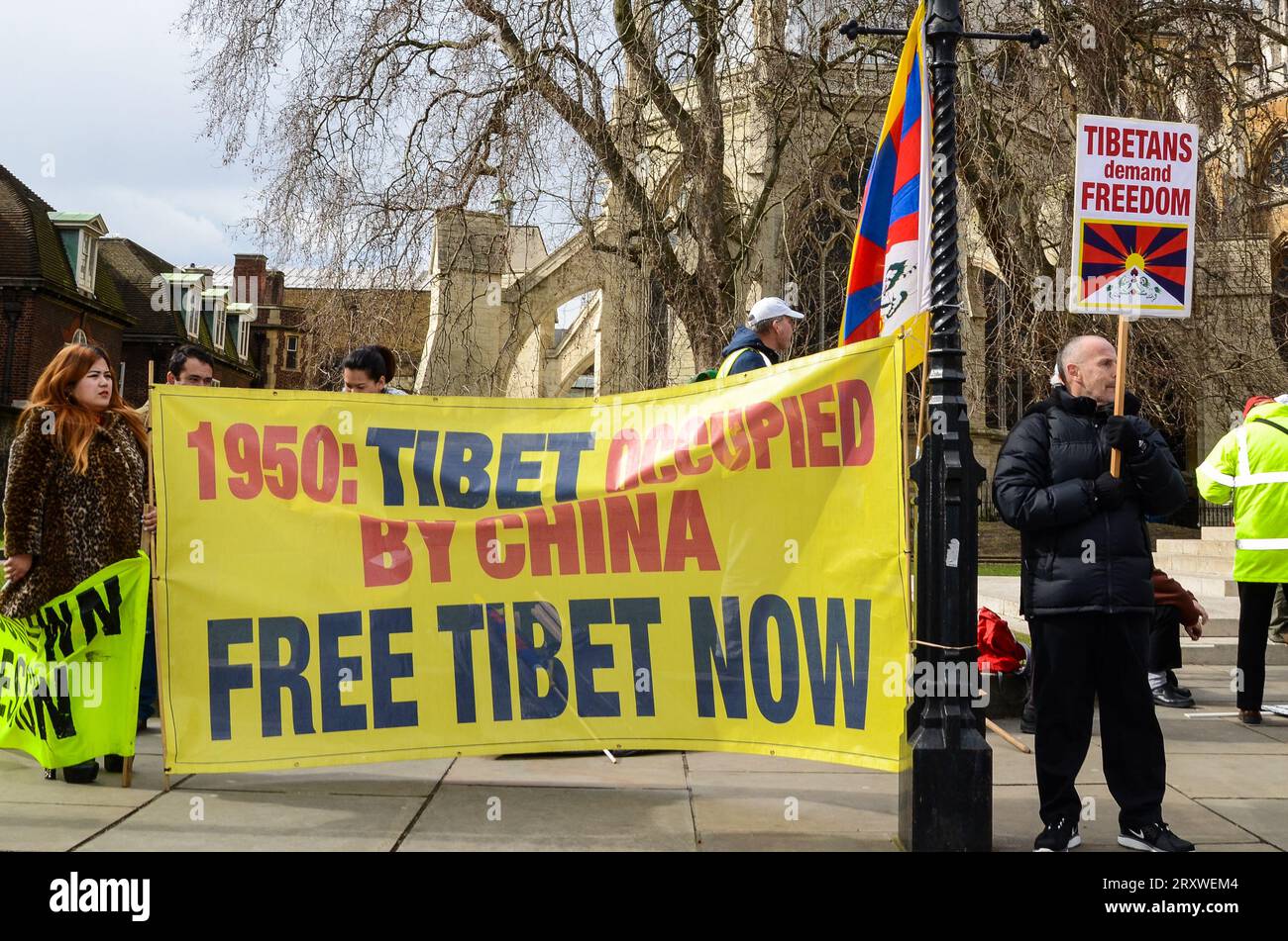 Free Tibet protestiert jetzt in London, Großbritannien. 1950. Tibet von China besetzt, Banner der Demonstranten. Schild. Tibeter fordern Freiheit Stockfoto