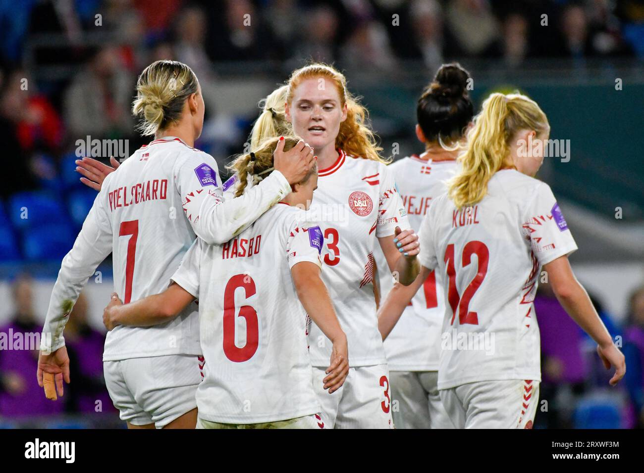 Cardiff, Wales. 26. September 2023. Die dänischen Spieler feiern ihr fünftes Tor beim Spiel der UEFA Women's Nations League zwischen Wales und Dänemark im Cardiff City Stadium in Cardiff, Wales, Großbritannien am 26. September 2023. Quelle: Duncan Thomas/Majestic Media. Stockfoto