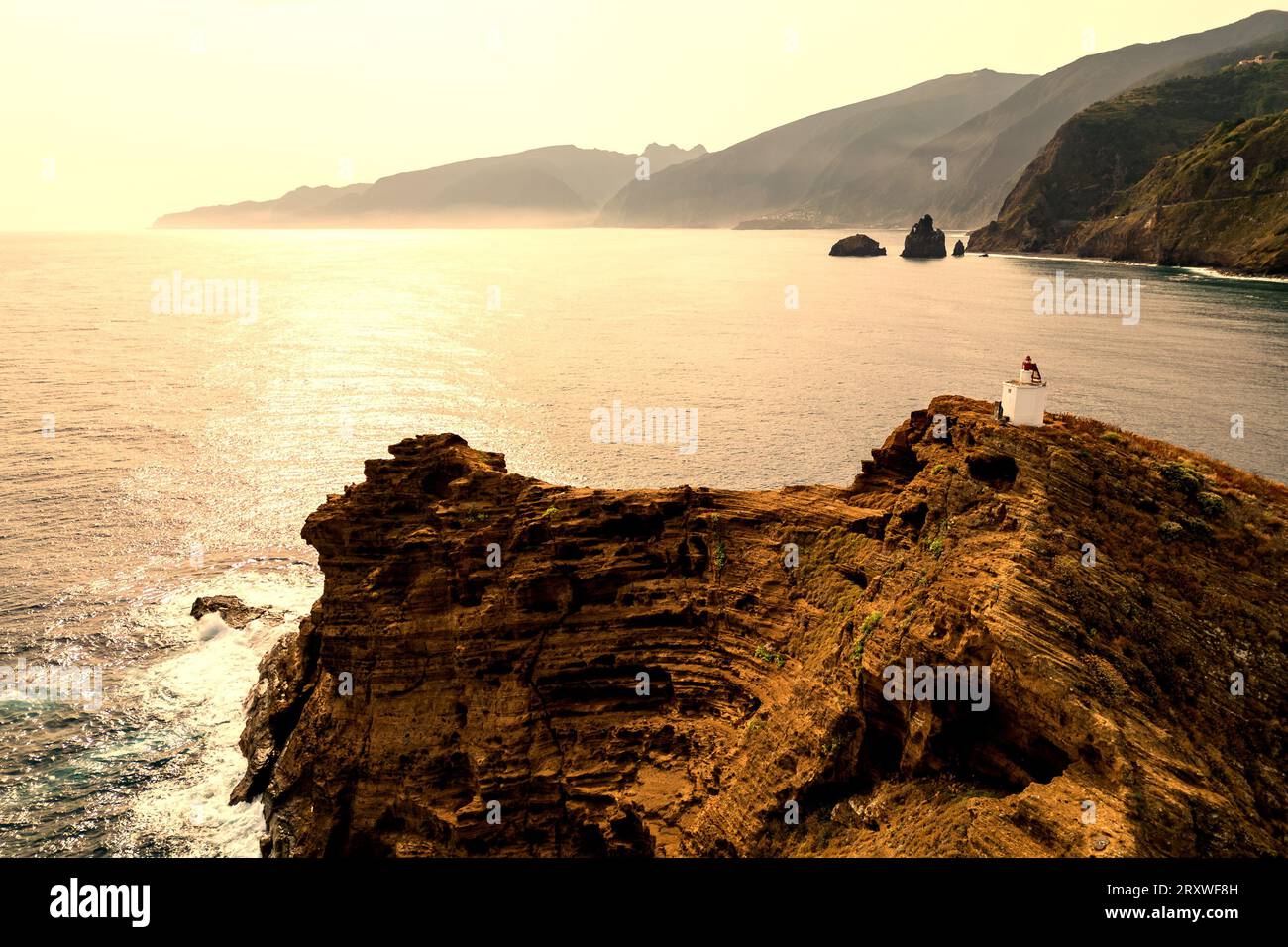 Panoramablick auf die kleine Insel Ilheú Mole vor Porto Moniz, Madeira, Portugal, mit einem kleinen selbsttragenden automatischen Leuchtturm auf der Spitze Stockfoto