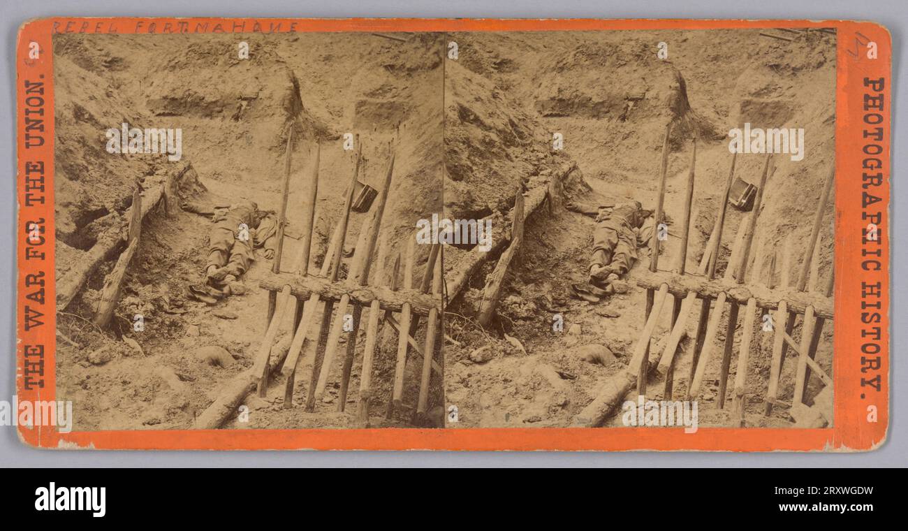 Dieses fotografische Stereogramm zeigt die Leichen von zwei (2) verstorbenen Soldaten der Konföderierten Staaten von Amerika, die in einem Graben liegen. Der erste Soldat befindet sich in der Mitte vorne und ist nur teilweise sichtbar, wobei der größte Teil seines Körpers unter Schmutz und Schutt vergraben ist. Der zweite Soldat liegt in der Mitte des Fotos mit den Füßen in der Nähe der Kamera. Die Tunnel der Gräben, die hinter ihm zu sehen sind. Im rechten Vordergrund befindet sich ein hölzernes Cheval de Frise. Das Foto ist auf orangefarbenem Karton befestigt. Die Worte „PHOTOGRAPHIC HISTORY“ (FOTOGRAFISCHE GESCHICHTE) werden vertikal entlang der rechten Kante der Halterung gedruckt, während der Arbeitsauftrag Stockfoto