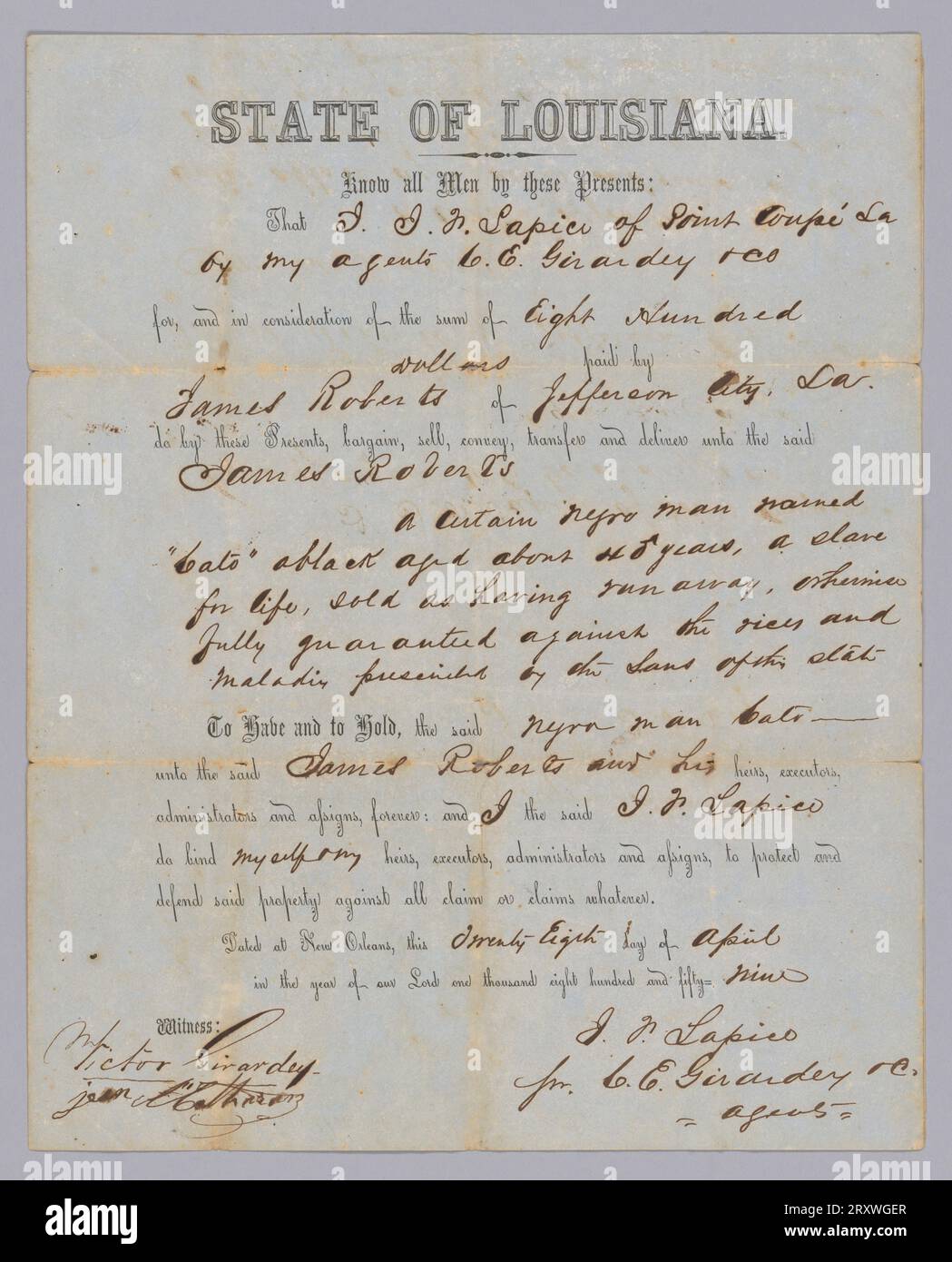 Diese Kaufurkunde enthält vorgedruckten und handschriftlichen Text, der den Kauf eines versklavten Mannes namens Cato (* 1819) dokumentiert, der am 28. April von J. P. Lapier von Pointe Coupee, Louisiana, einem Vertreter von C. E. Girardy & Co., an James Roberts von Jefferson City, Louisiana, für 800,00 US-Dollar verkauft wurde. 1859. Cato wird als etwa vierzig Jahre alt beschrieben und wurde „als weggelaufen verkauft“. Das Papier wird entlang der linken Seite in der Hälfte gefaltet, wobei die Rückseite des geöffneten Blatts (inwendige Seiten im gefalteten Zustand) leer ist. Auf der Rückseite der gefalteten Seite befindet sich ein handgeschriebener Text in Tinte, der das Datum, den Verkäufer, den Käufer und die versklavte Person angibt Stockfoto