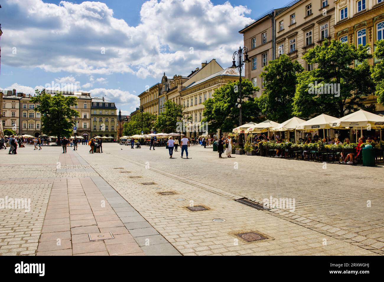 Blick auf den Haupteingang des Gebäudes der Tuchreihen, das sich im Zentrum des Krakauer Rynok-Platzes befindet. Stockfoto