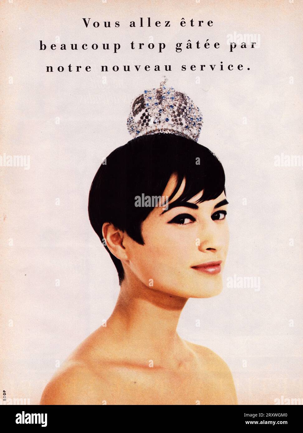 Schwarzhaarige Frau mit einer Diamantkrone auf dem Kopf Stockfoto