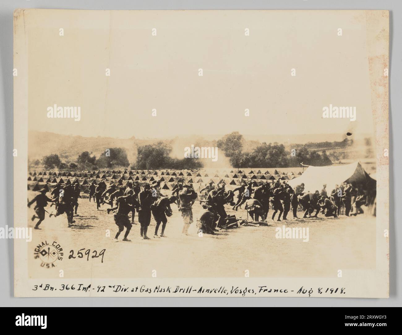 3 Mrd. 366 Inf. - 92. Div At Gas Mask Drill - Ainvelle, Vogesen, Frankreich - 8. August 1918, 8,1918 Stockfoto
