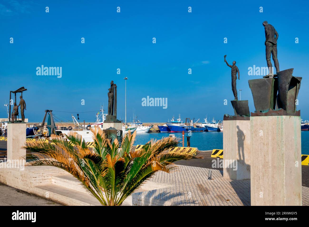 Skulpturenkomplex „das Meer, die Rückkehr“ auf dem Malfizia Hafen Kai, San Benedetto del Tronto, Italien Stockfoto