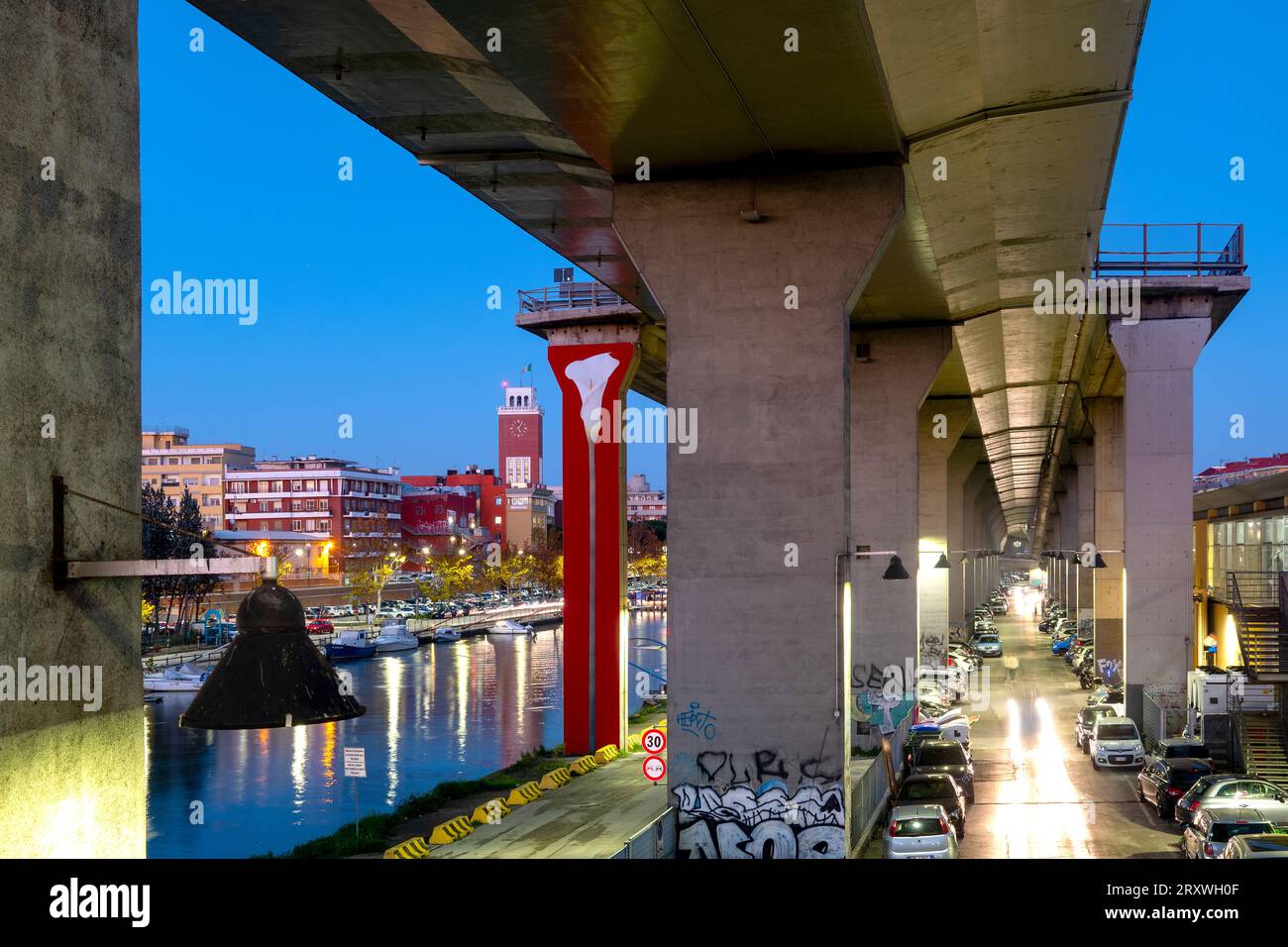 'Callalily' Wandbild des italienischen Künstlers Pep Marchegiani auf einem Autobahnmast, Pescara, Italien Stockfoto