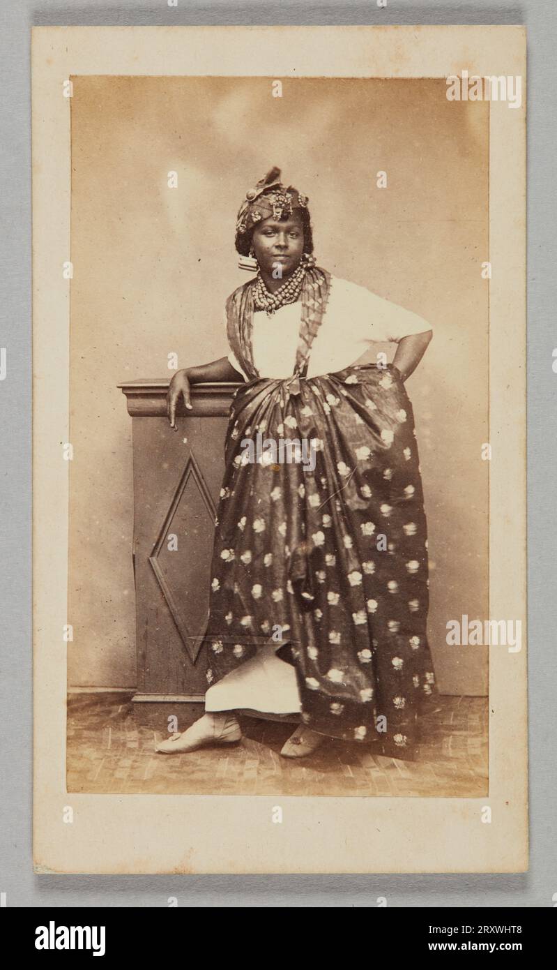 Foto einer nicht identifizierten Frau in französisch-antilenischem Kleid 1860-1880 Stockfoto