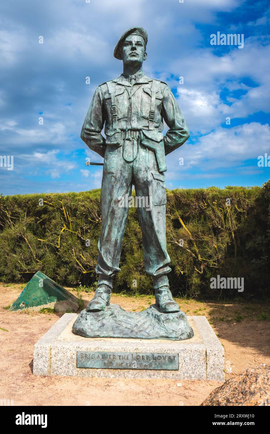 Statue und Gedenkstätte für Lord Lovat am Sword Beach, normandie, Frankreich. August 2023. Stockfoto