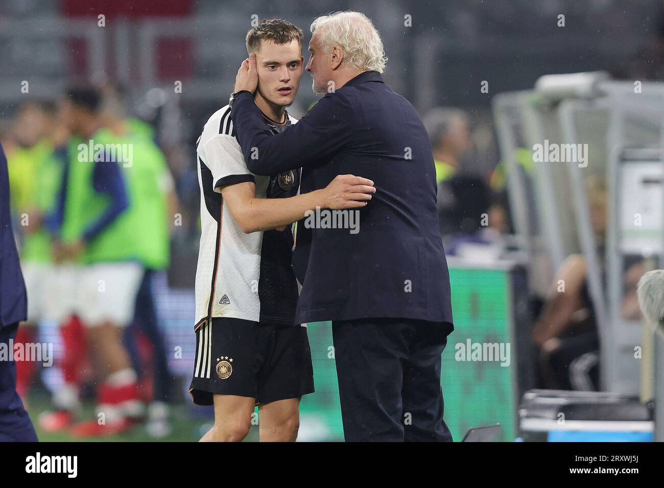 firo: 12.09.2023 Fußball, Saison 2023/2024 Männer-Nationalmannschaft Deutschland Freundschaftsspiel: Deutschland - Frankreich Rudi Voller, Halbfigur, Trainer, aus, Deutschland, mit und Florian Wirtz Stockfoto